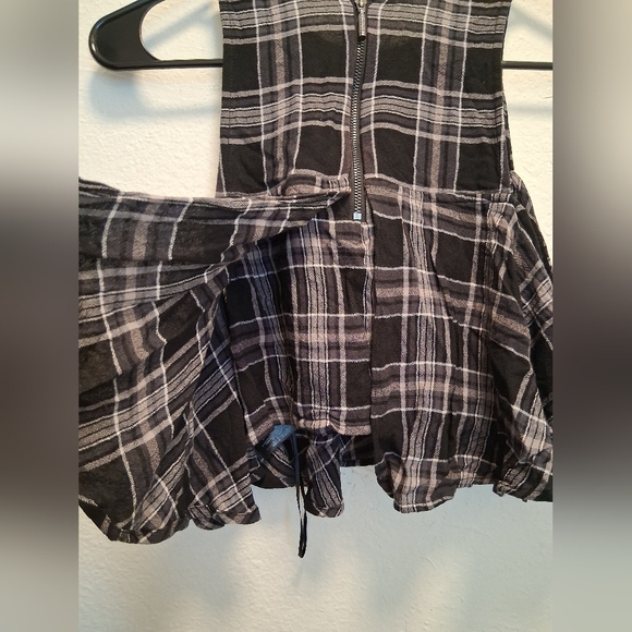 4/$20 Guess Flowy Zipper Top - Picture 4 of 9